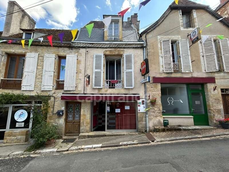 Maison de bourg à vendre 4 pièces env 211m² EXCIDEUIL (24)patio et jardin - photo 2