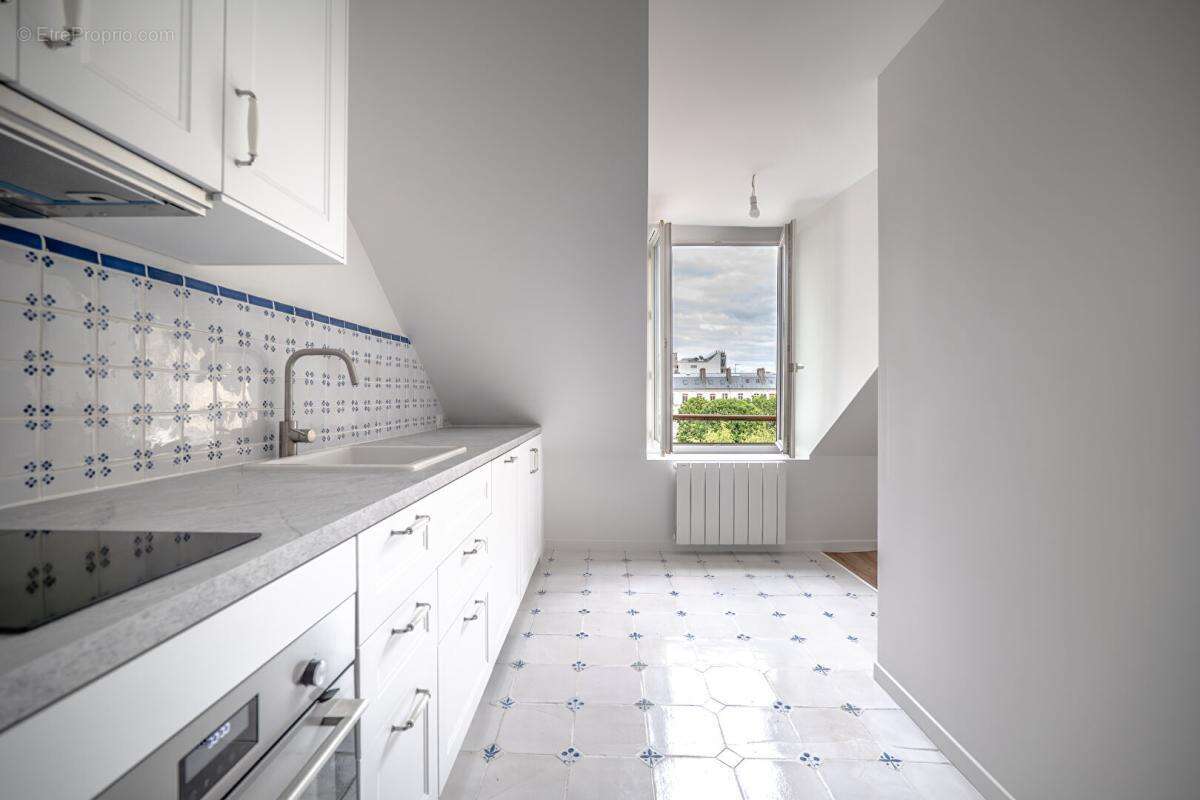 Paris 8-Dernier étage avec ascenseur à deux pas de l'Elysée-63M2 au sol-Appartement rénové et lumineux - photo 2