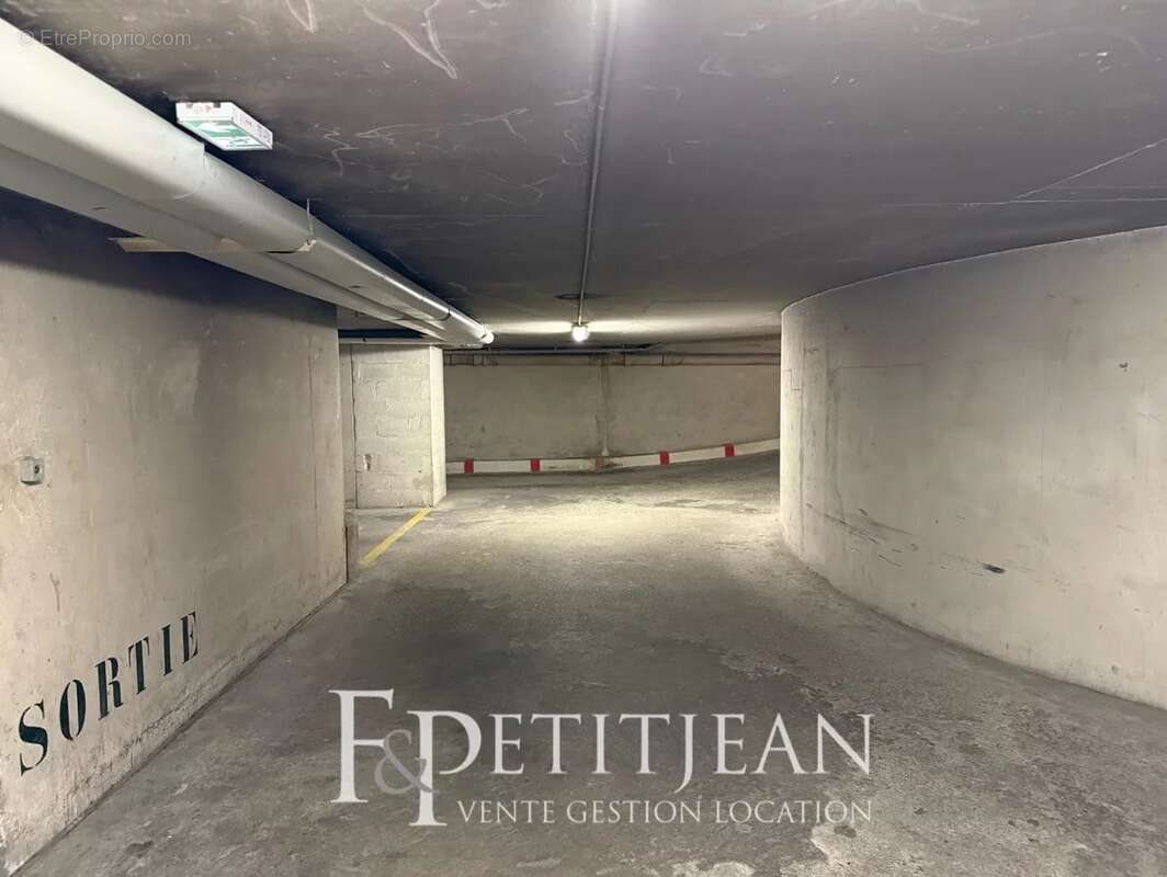 Parking à PARIS-16E