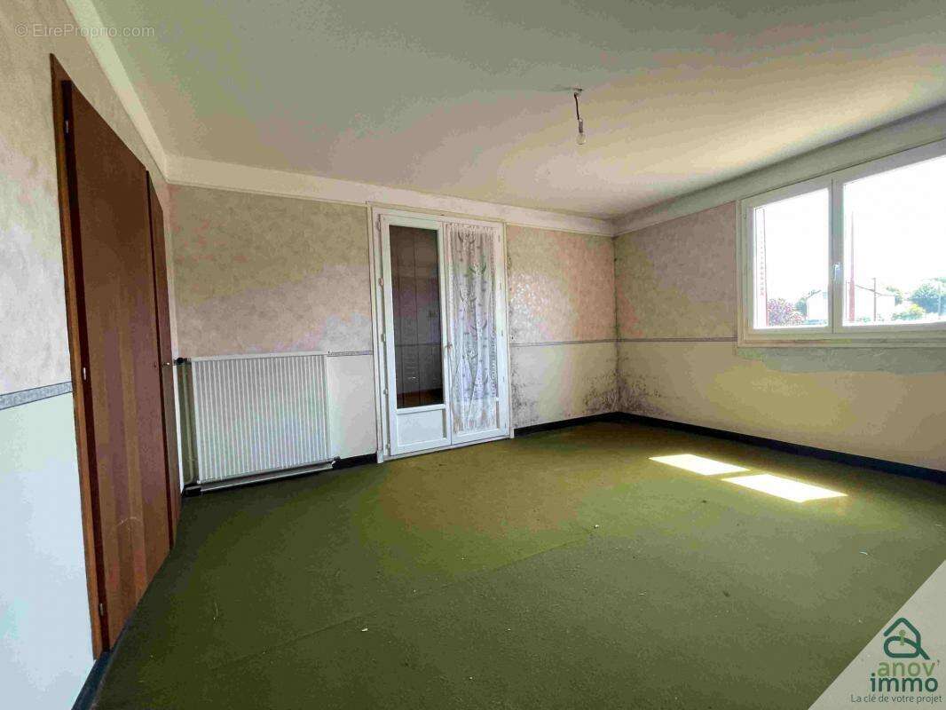 Maison à SAINTE-GENEVIEVE-SUR-ARGENCE