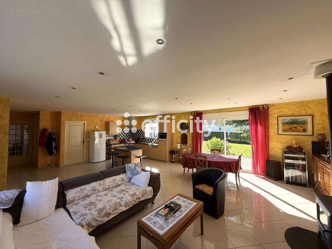 Maison à LES ADJOTS