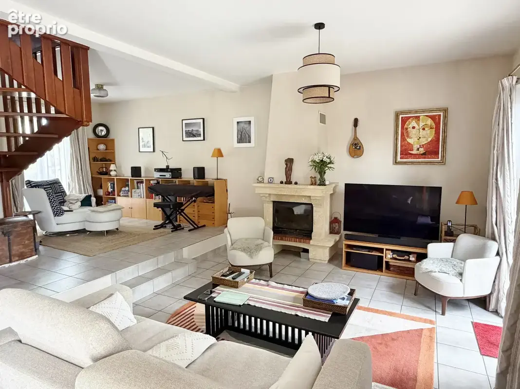 CRAPONNE proche du centre et au calme, belle maison de 124 m2 avec 4 chambres sur terrain de 427 m2 - photo 4