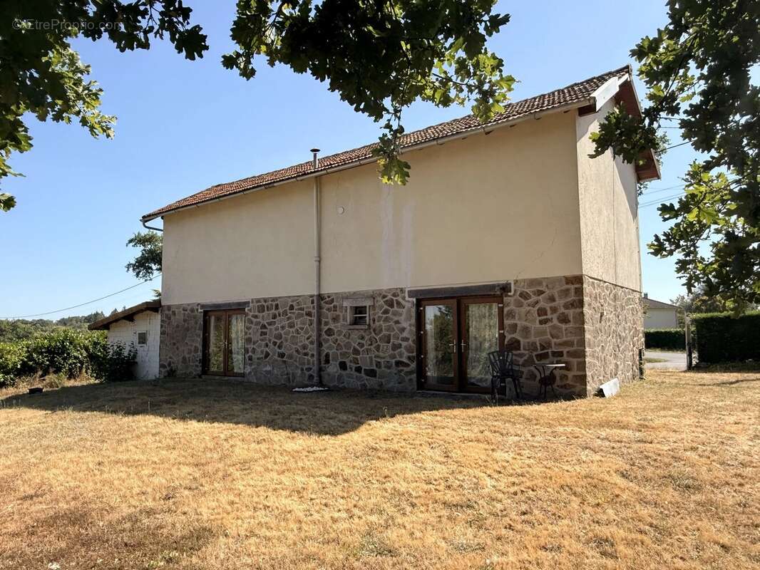 Maison individuelle de deux chambres nécessitant des rénovations près du centre de Saint-Junien - photo 14