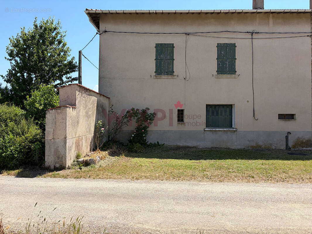 Maison à MONTELIER