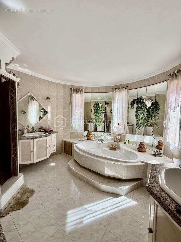 Maison à MANDELIEU-LA-NAPOULE