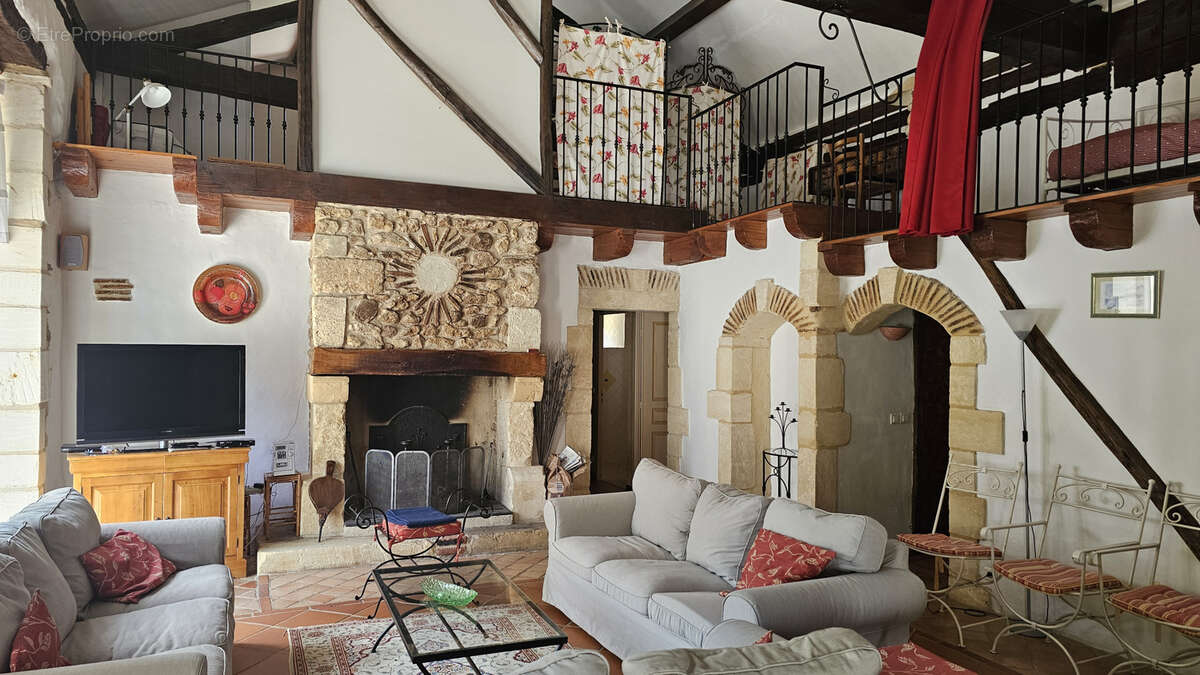 Maison à CREYSSENSAC-ET-PISSOT