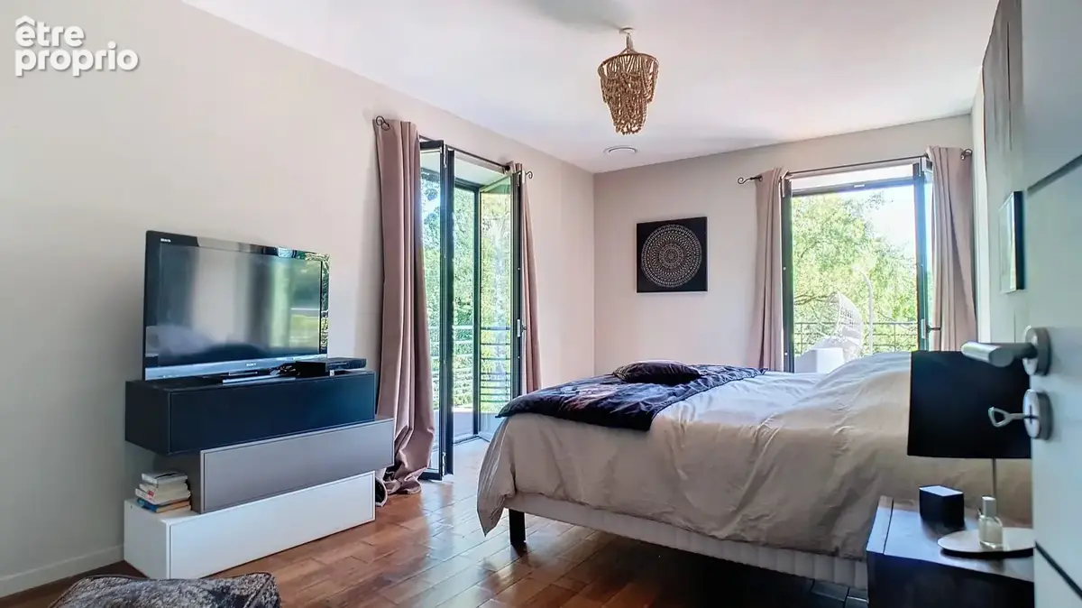 Sur la commune de ROUSSILLON, maison sur deux niveaux, 184m2 habitables environ - photo 5