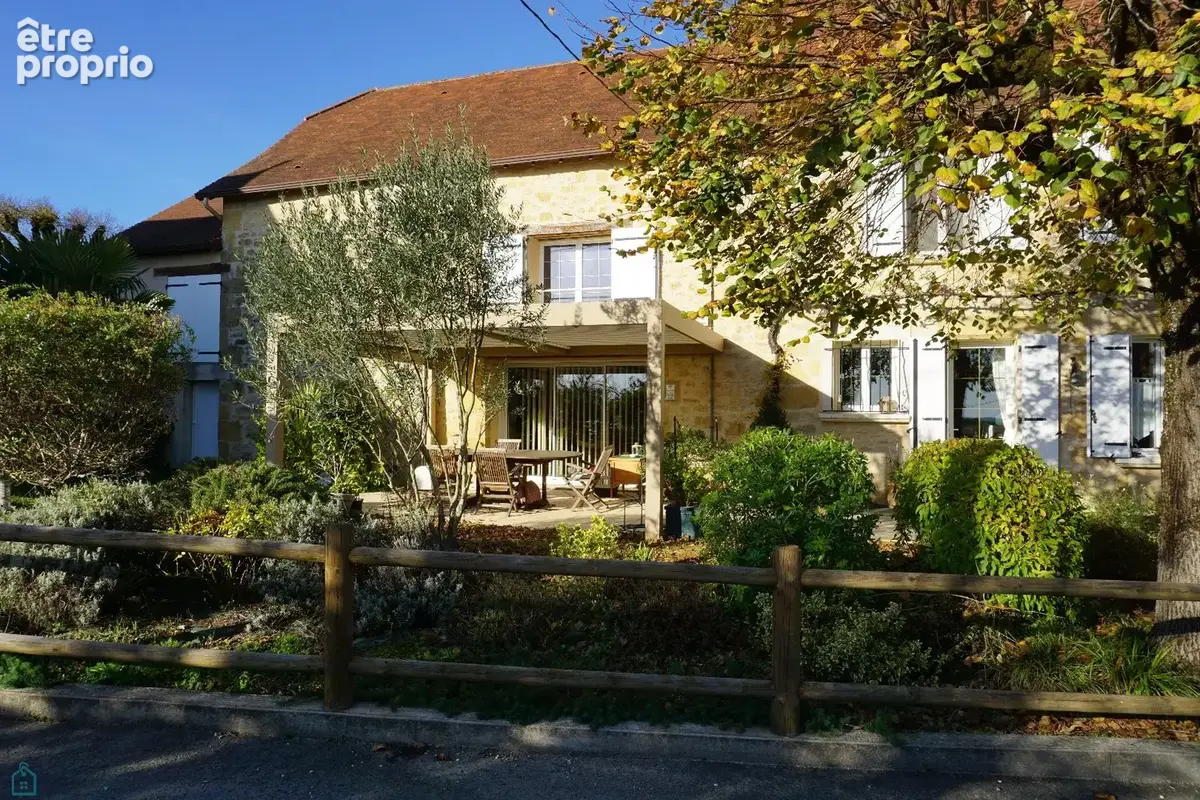 Spacieuse maison en pierre située dans un village historique. - photo 3