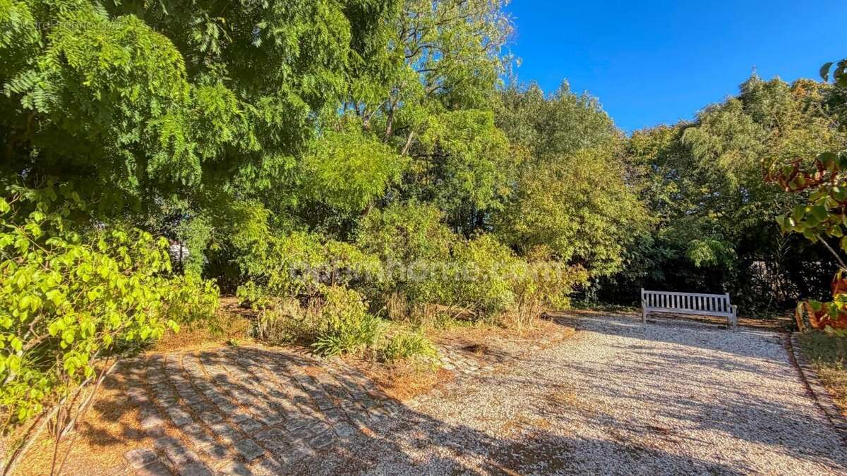 Propriété familiale 5 pièces au cœur d'un véritable parc de 2 158 m² - LA ROCHELLE (17) - photo 5