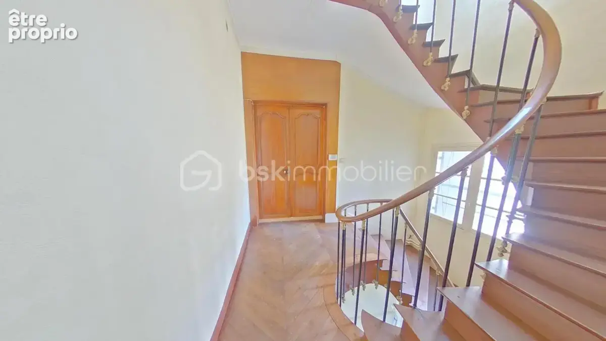 Maison de 269 m² comprenant trois logements avec un garage, une cave et une cour - photo 8