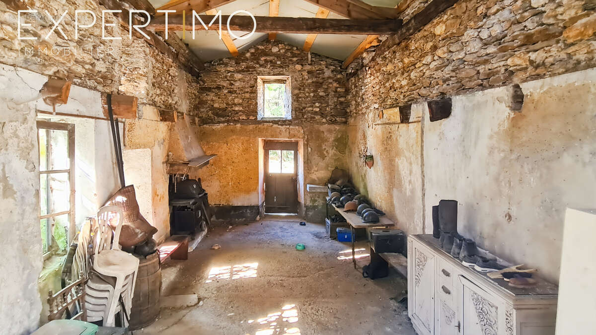 Manoir d'une superficie habitable de 338 m2 avec dépendances sur un terrain de 3,6 hectares - photo 22