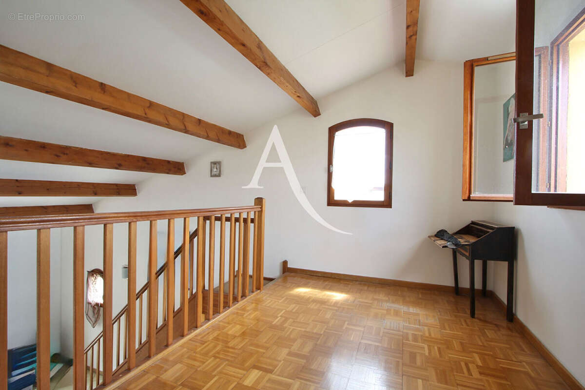 Villeneuve les maguelone - villa non mitoyenne - t5 - construction 1990 -101 m2 - 3 chambres - 1 mezzanine 2 sde - garage - 2 pa - photo 6