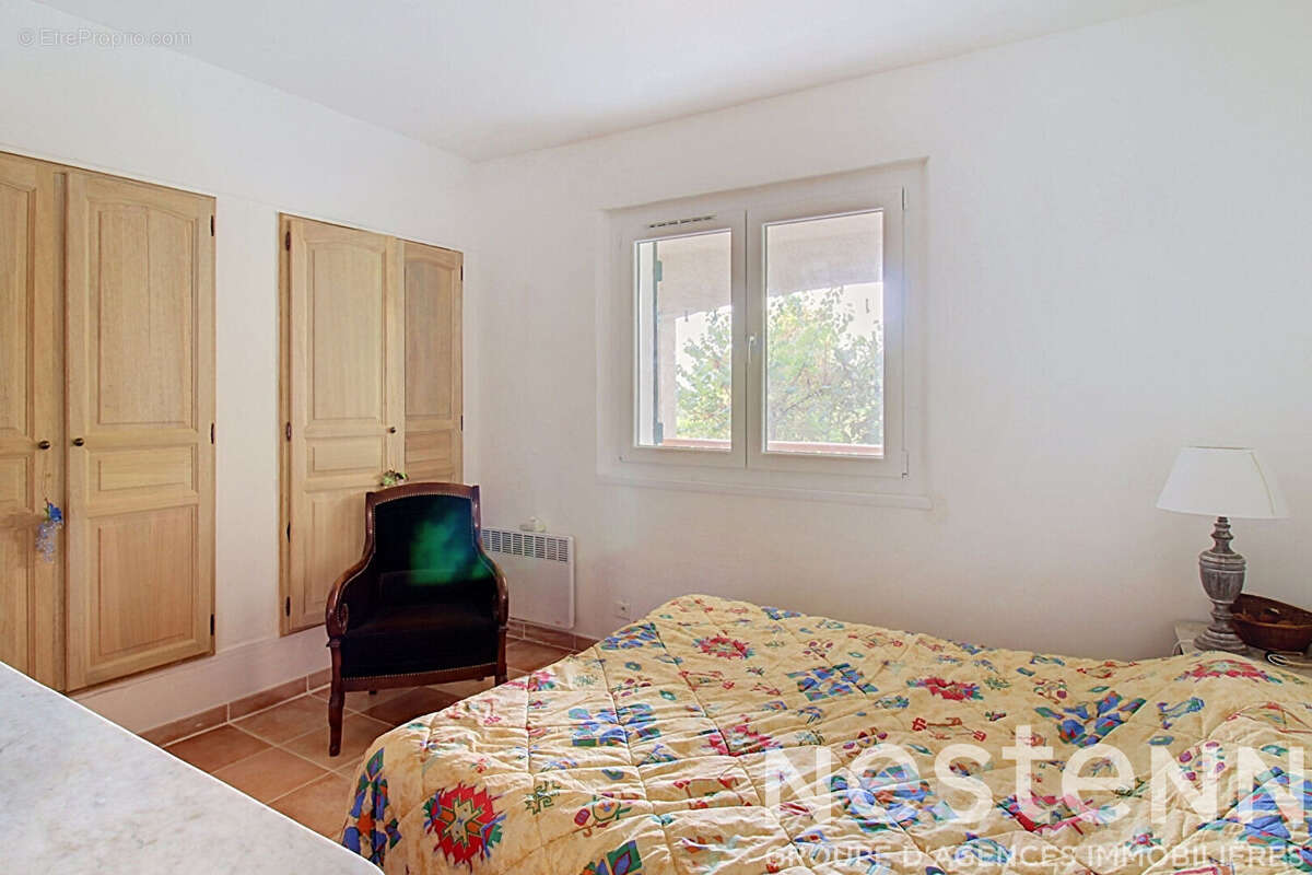 A vendre à Draguignan - Propriété de caractère avec vue panoramique, piscine et beaux volumes - photo 12