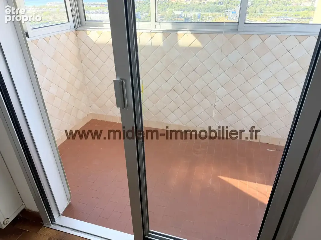 Nice Ouest, 3 P de 64 m2 + terrasse 12 m2 dernier étage vue mer 180o à 204000 euros - photo 5