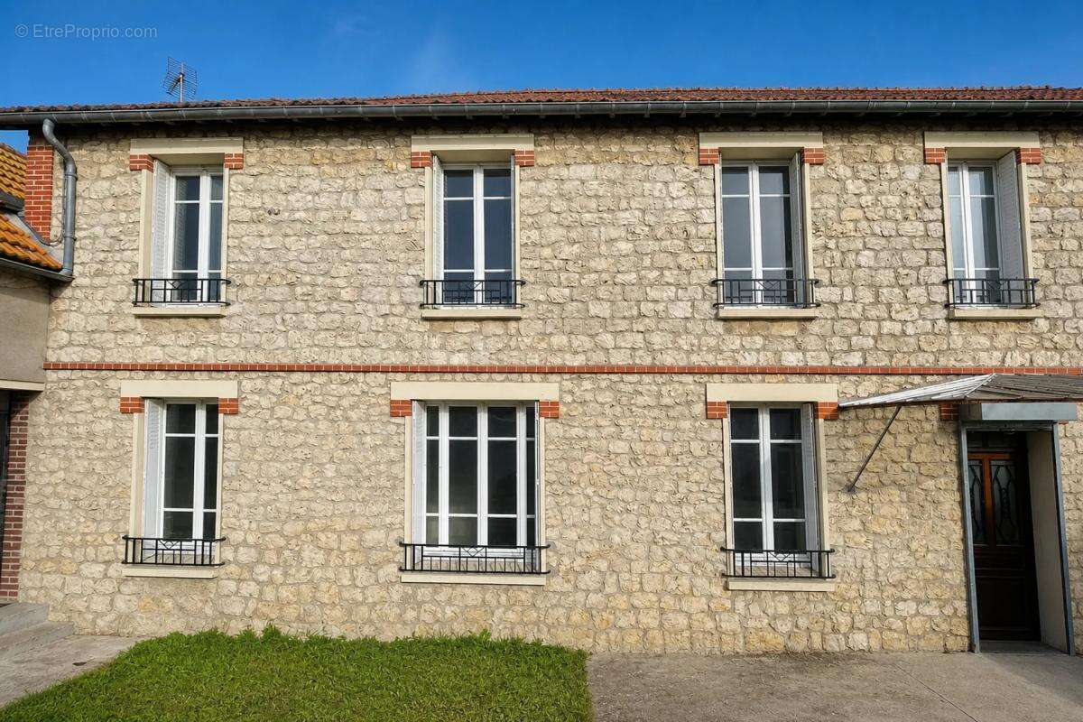 Maison à BERCHERES-LES-PIERRES