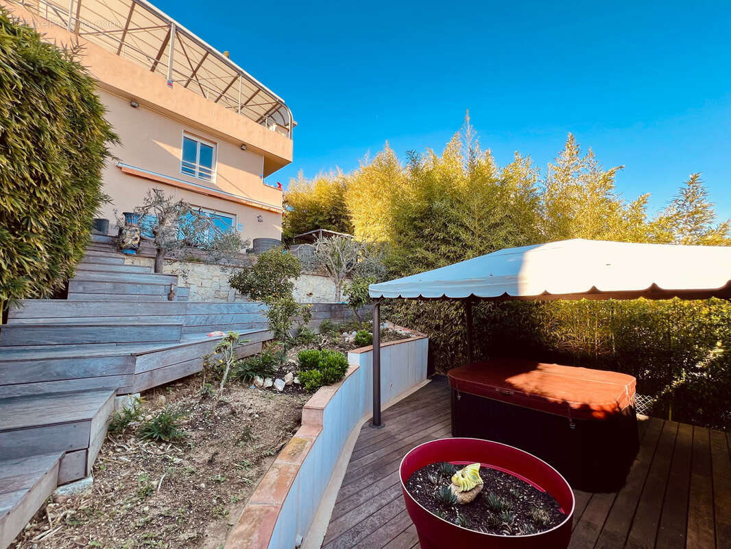 Appartement à SAINT-LAURENT-DU-VAR