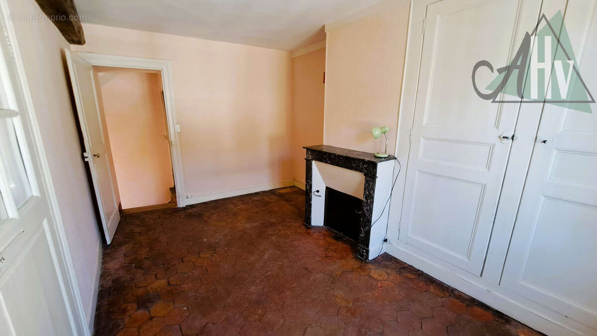 Pont sur Yonne (89) - Maison de 85 m2 avec 3 chambres, petit jardin et belle grange. - photo 8