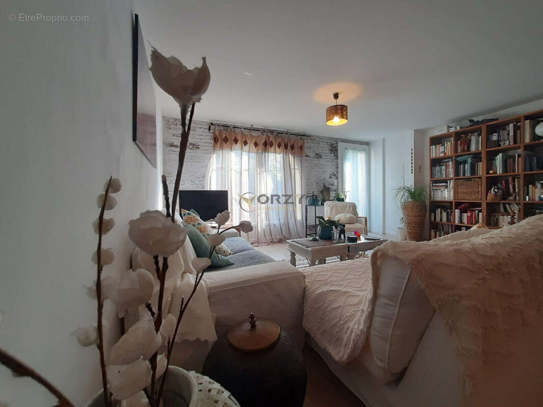 Maison à ENTRAIGUES-SUR-LA-SORGUE