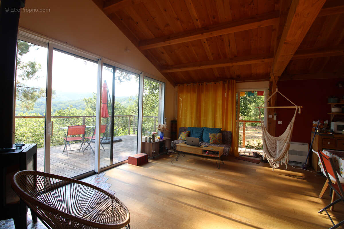 Charmante maison en bois de 98 m2 sur un terrain de 2800 m2. - photo 2
