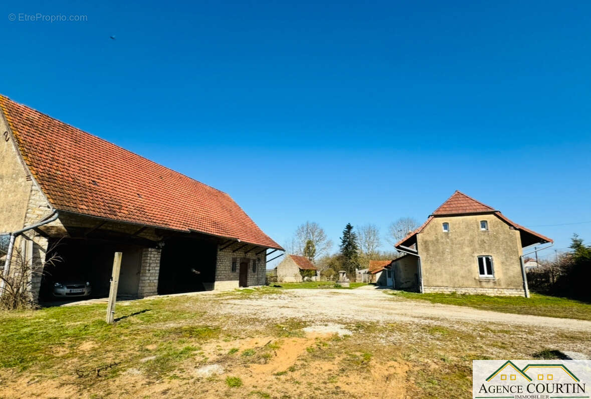 Maison à LA CHAPELLE-SAINT-SAUVEUR