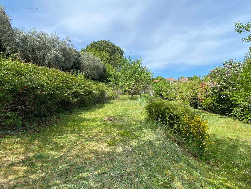 Terrain à GENISSIEUX