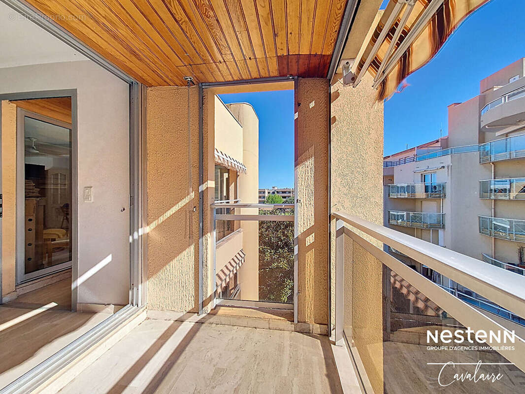 Dernier étage pour cet appartement au centre ville de Cavalaire-sur-Mer 4 pièces environ 100 m² avec 3 terrasses et stationnemen - photo 2