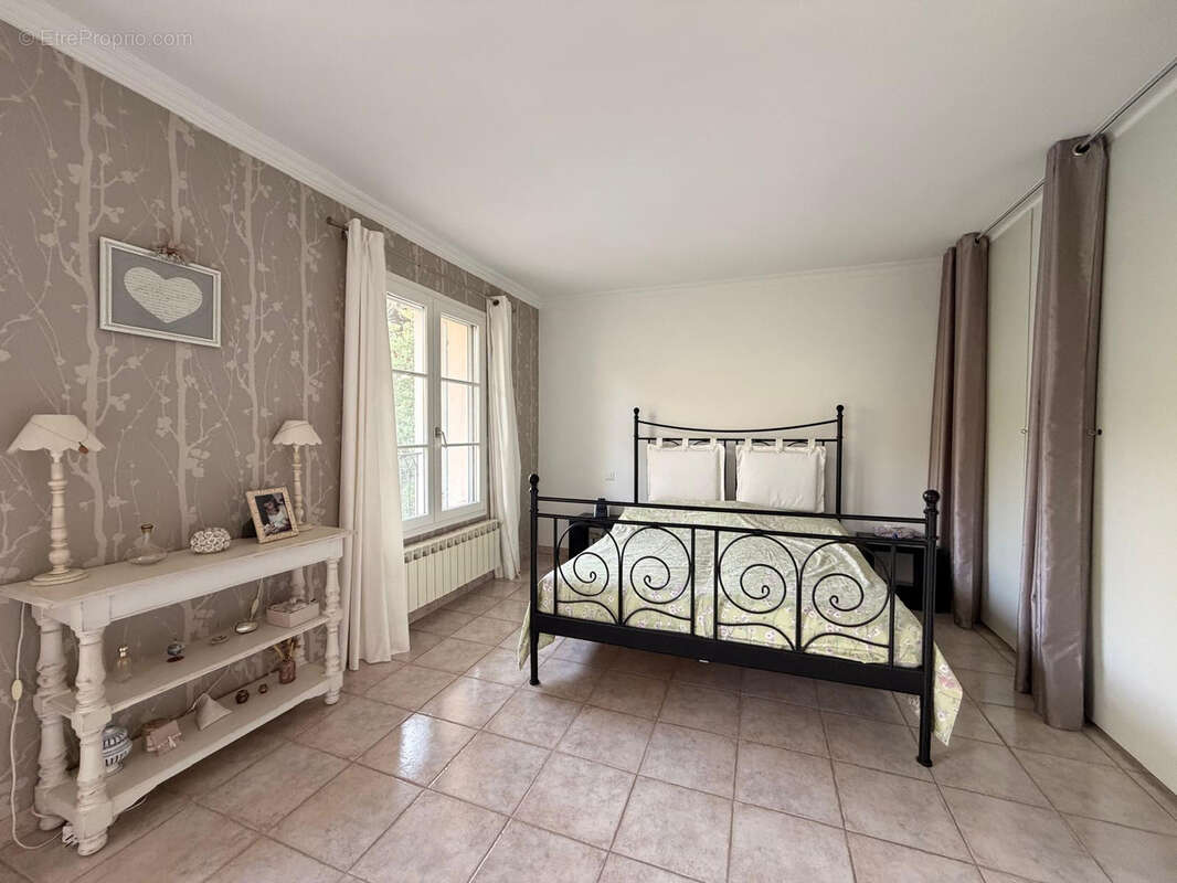 NIMES TOUR MAGNE Splendide maison 7 pièces de 205 m2 avec piscine et garage, sur 1500 m2 de terrain - photo 19