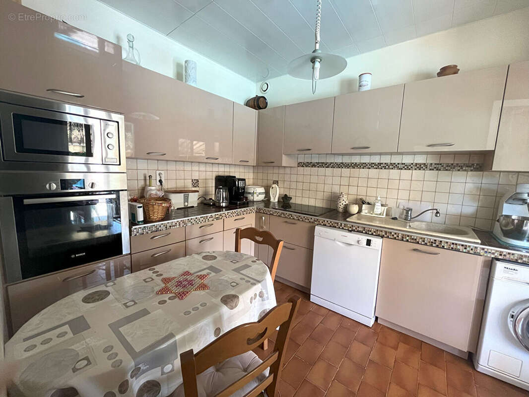 Maison à SAINT-MITRE-LES-REMPARTS