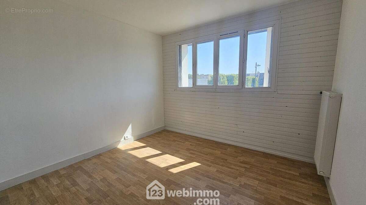 Une seconde chambre de 10 m² toute parquetée.