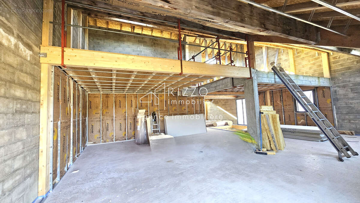 CHEVRY, Attique en duplex, T5 de 137m2 dans grange rénovée - photo 4