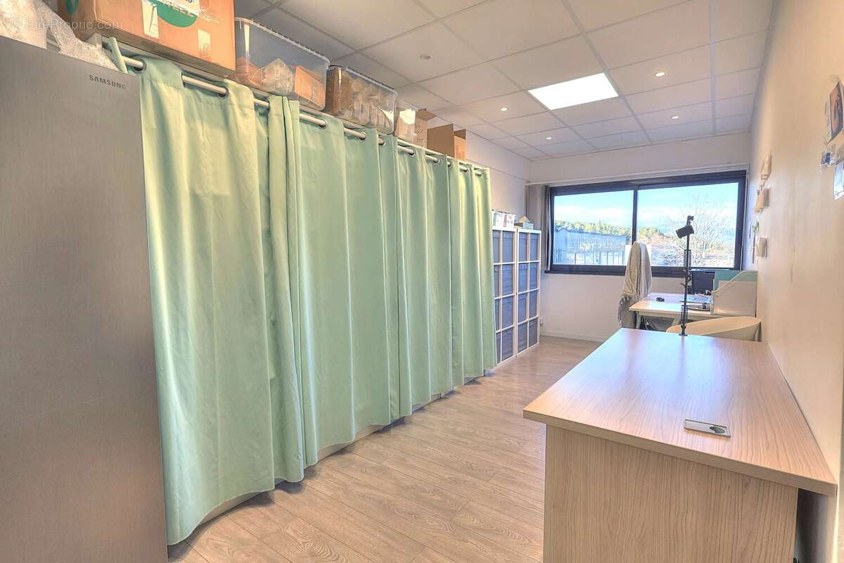 Commerce à VALLAURIS