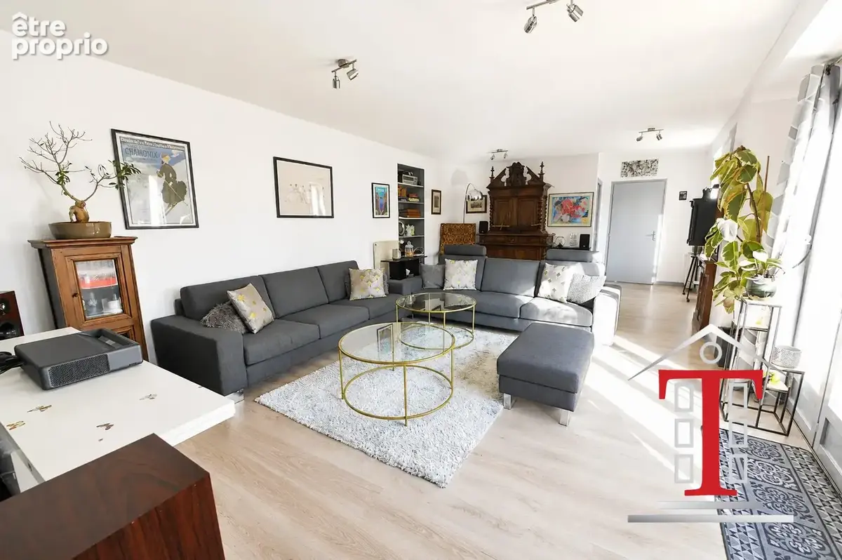 Salon avec grande ouverture sur l'extérieur
