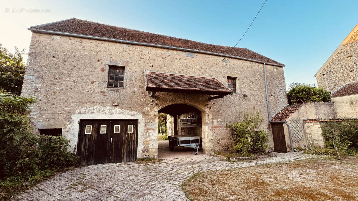 Vente en Exclusivité à Pontaubert - Charmante Maison de caractère avec jardin de 1467 m2 au prix de 235 400 €. - photo 17