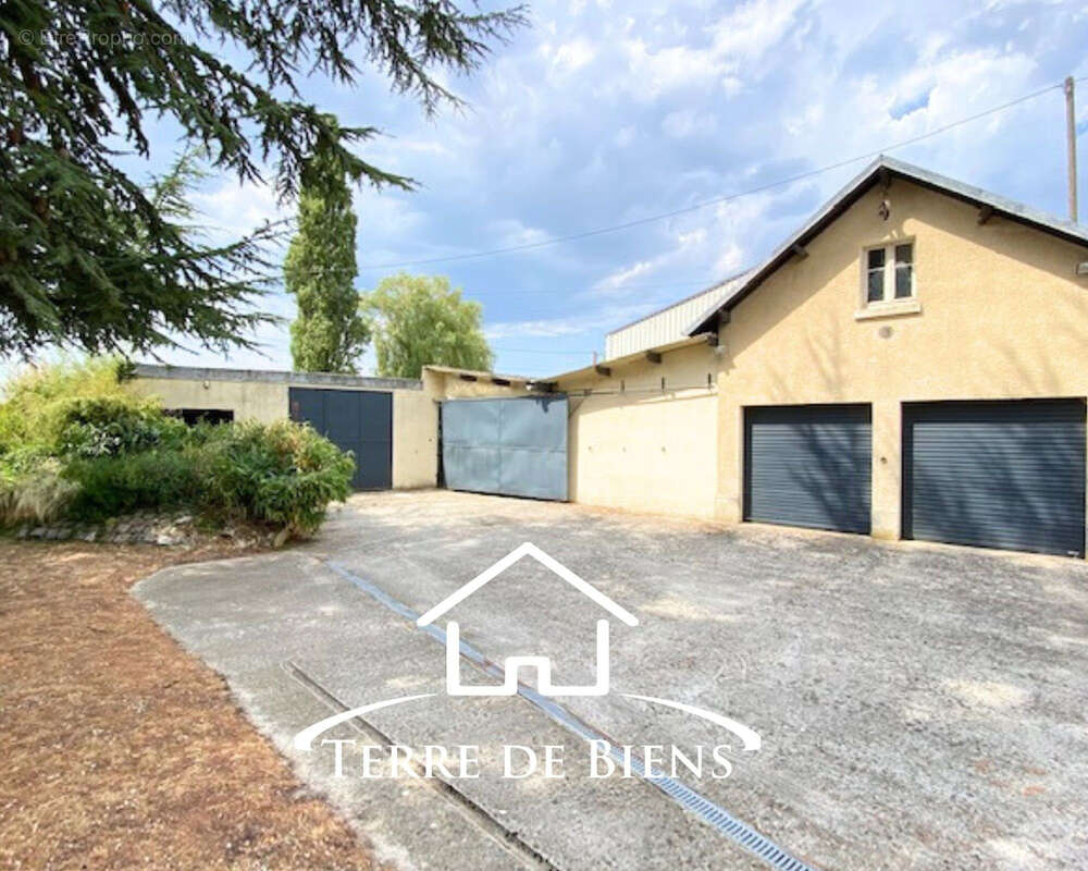 Propriété de caractère de 250 m2 habitables sur plus de 1,25 hectare   6 Chambres, 5 BOXES, À 10 minutes de Vi - photo 3