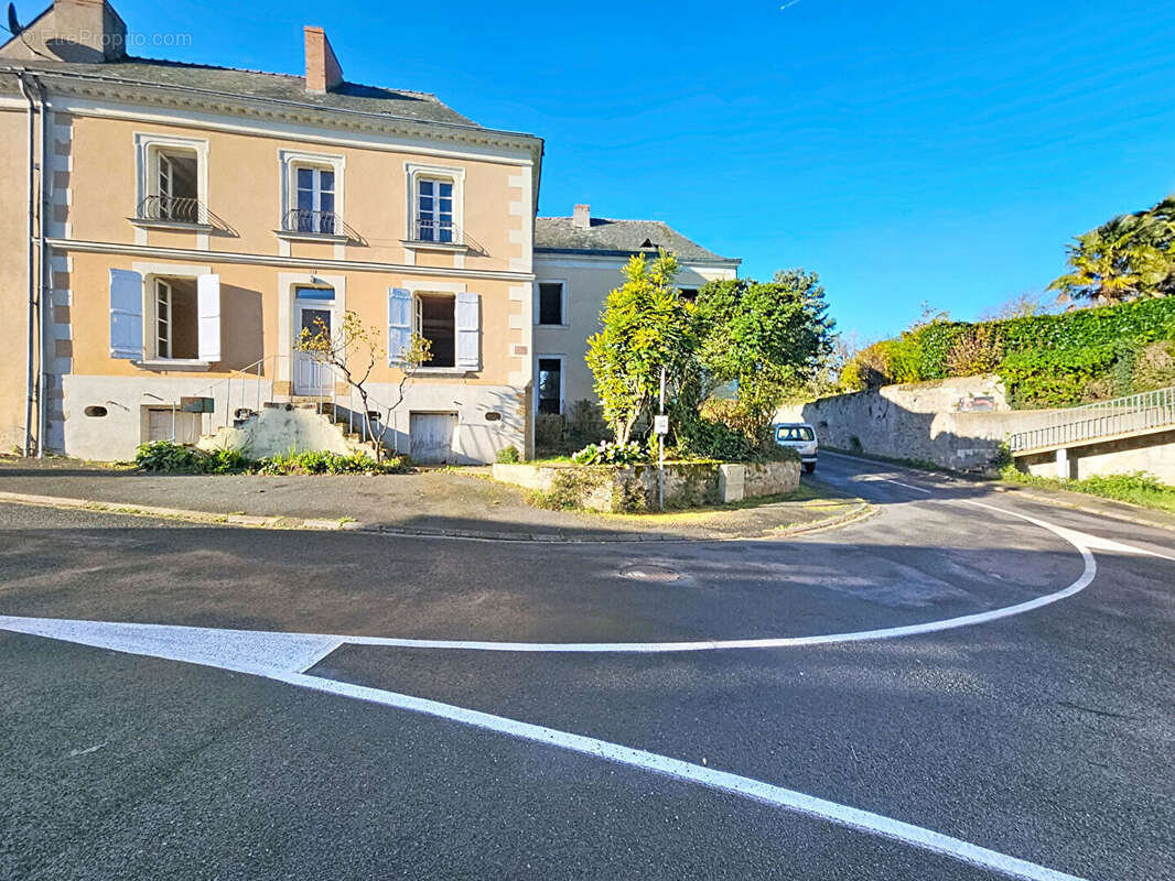Maison à MONTREUIL-SUR-MAINE
