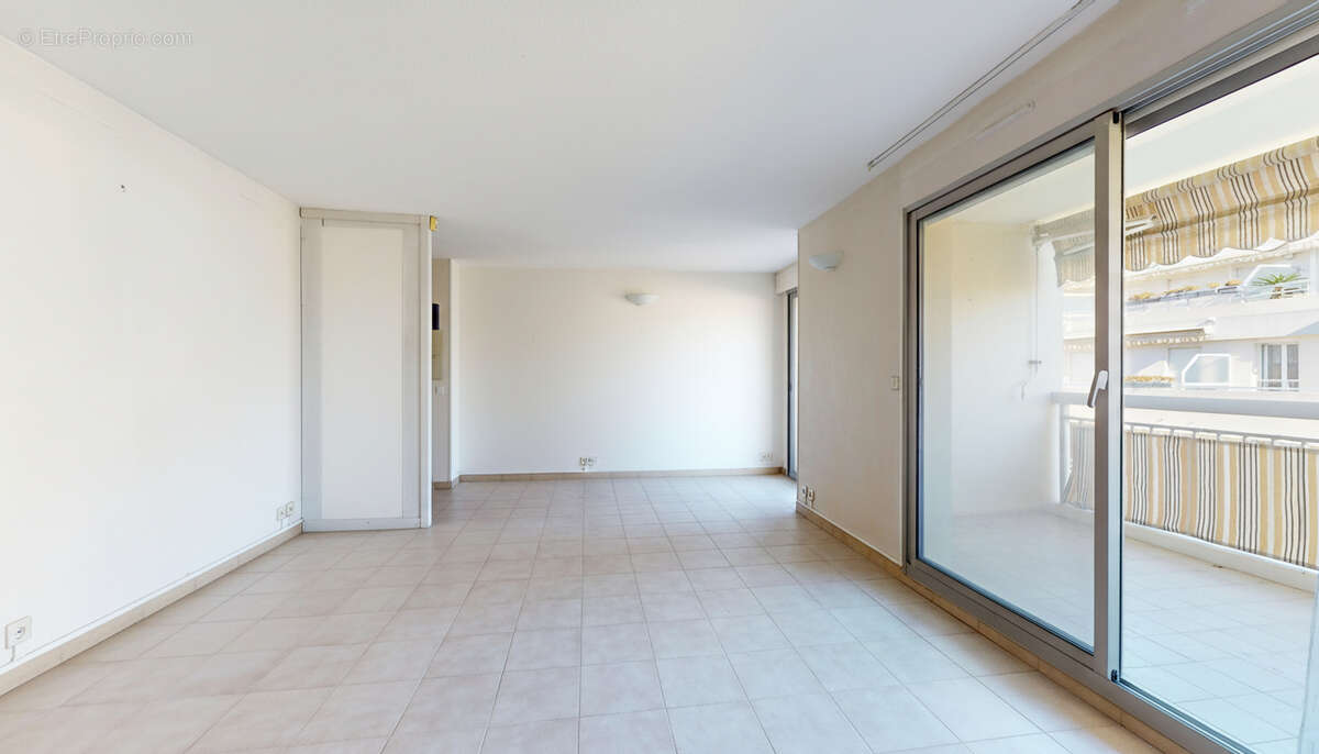 Appartement à SAINT-LAURENT-DU-VAR