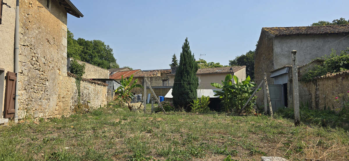 Maison de bourg à rénover avec dépendances, jardin et ruisseau - photo 9