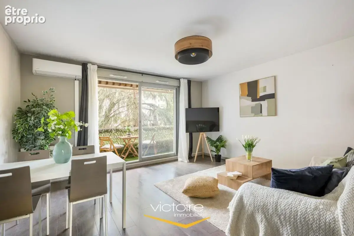 VILLEURBANNE / LIMITE MONTCHAT – Place Ronde – Spacieux T3 de 85 m2 traversant avec balcon - photo 2