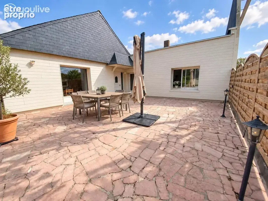Photo Maison à Saint-Laurent-De-La-Plaine au prix de 649 000€
