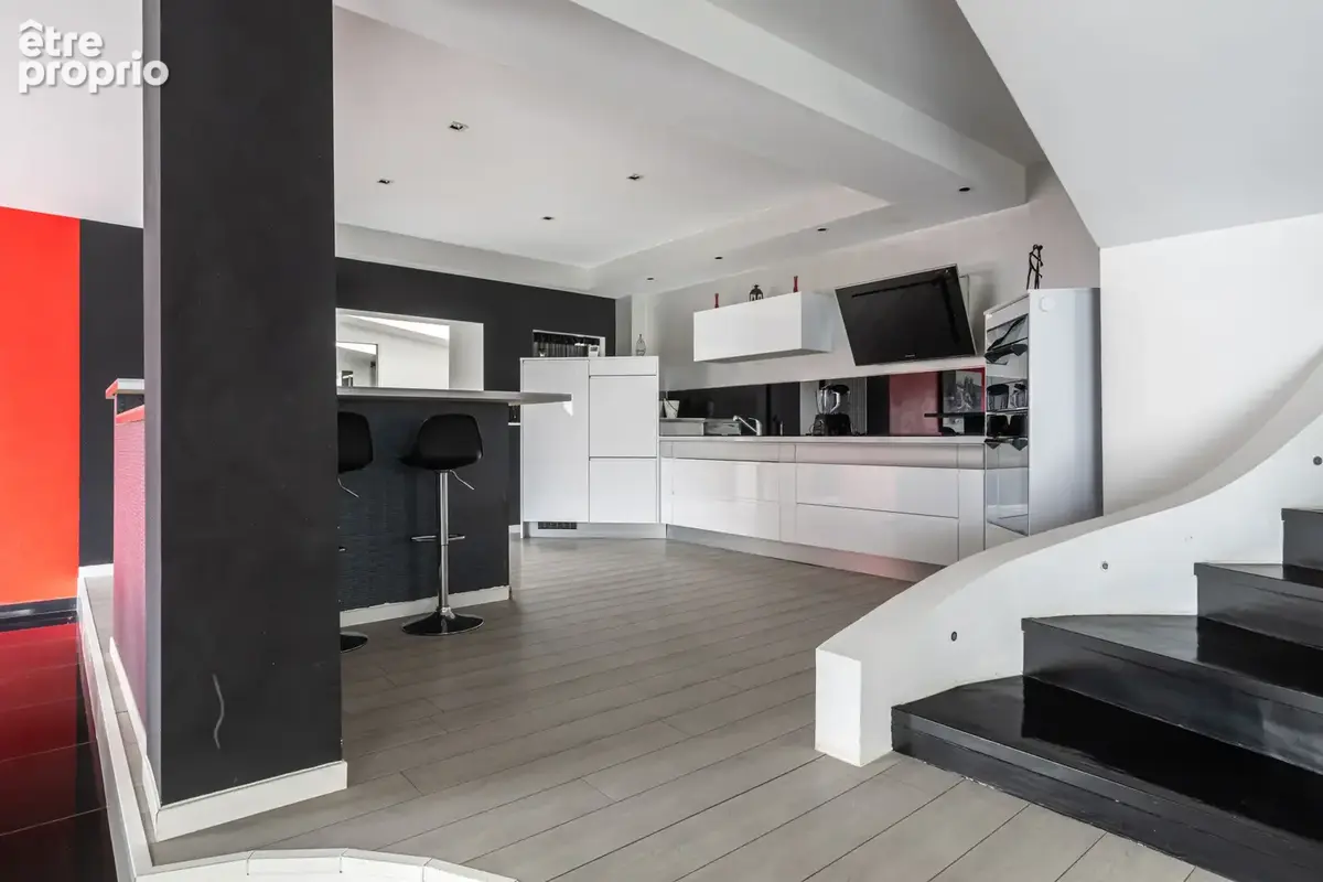 Maison de 212 m2 (intersection Rillieux/Caluire/Sathonay) avec Piscine - photo 12