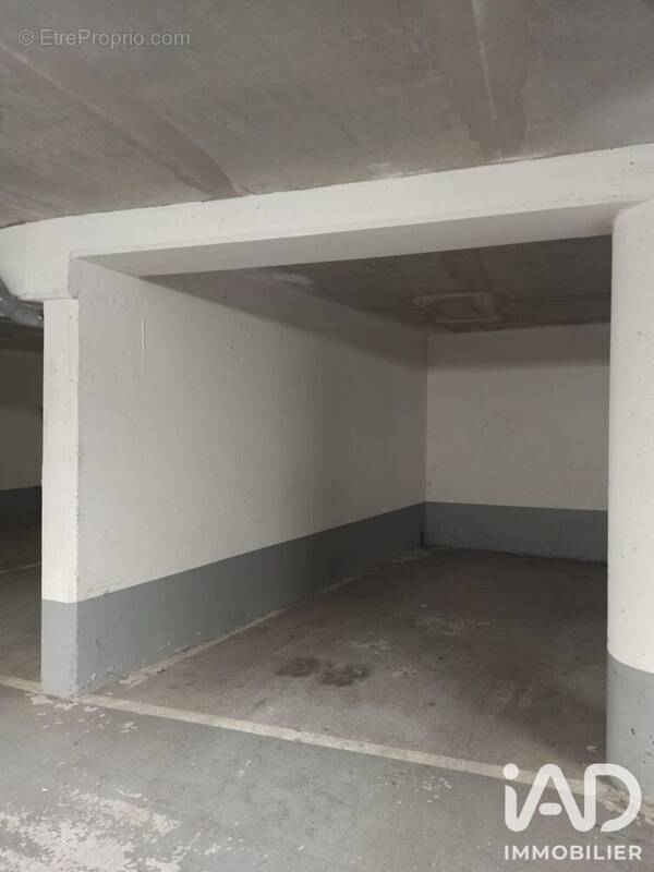 Photo 1 - Parking à PARIS-18E