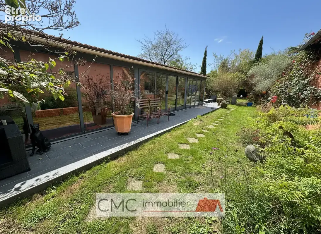 Luce-luisant   une maison lumineuse aux beaux volumes, avec jardin et grands espaces annexes ! - photo 16