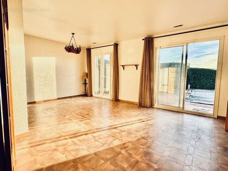 Maison à LA FARE-LES-OLIVIERS