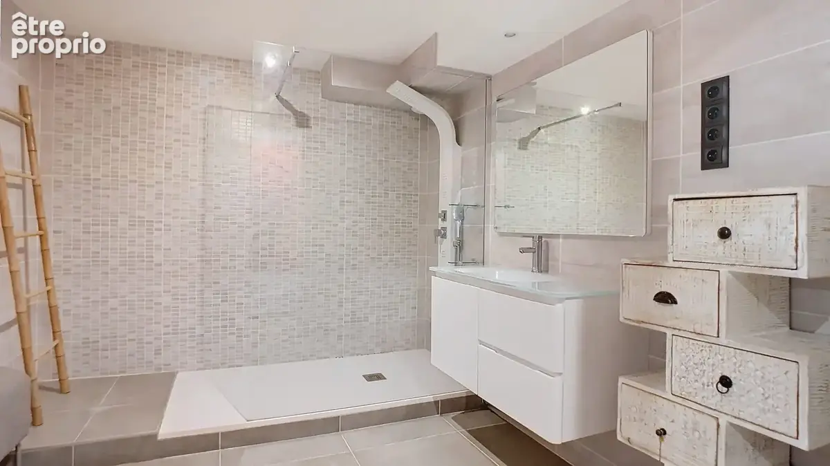 Sur la commune de ROUSSILLON, maison sur deux niveaux, 184m2 habitables environ - photo 8