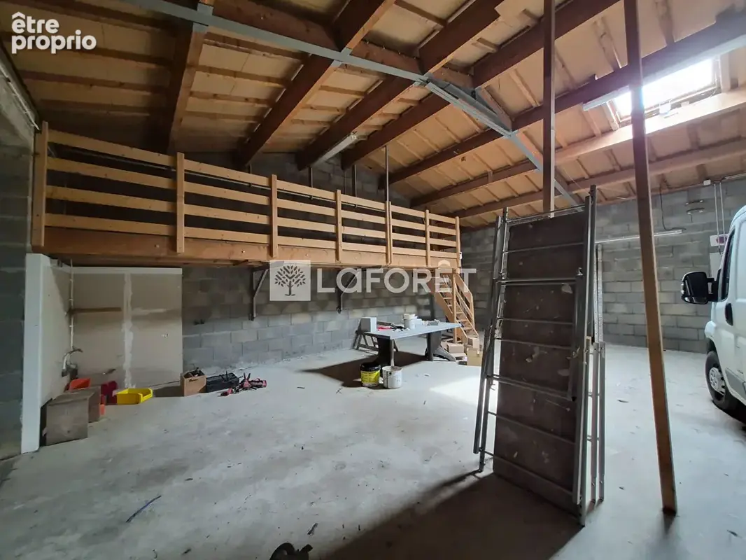 Ensemble immobilier avec maison en pierre, vastes dépendances et jardin. - photo 4