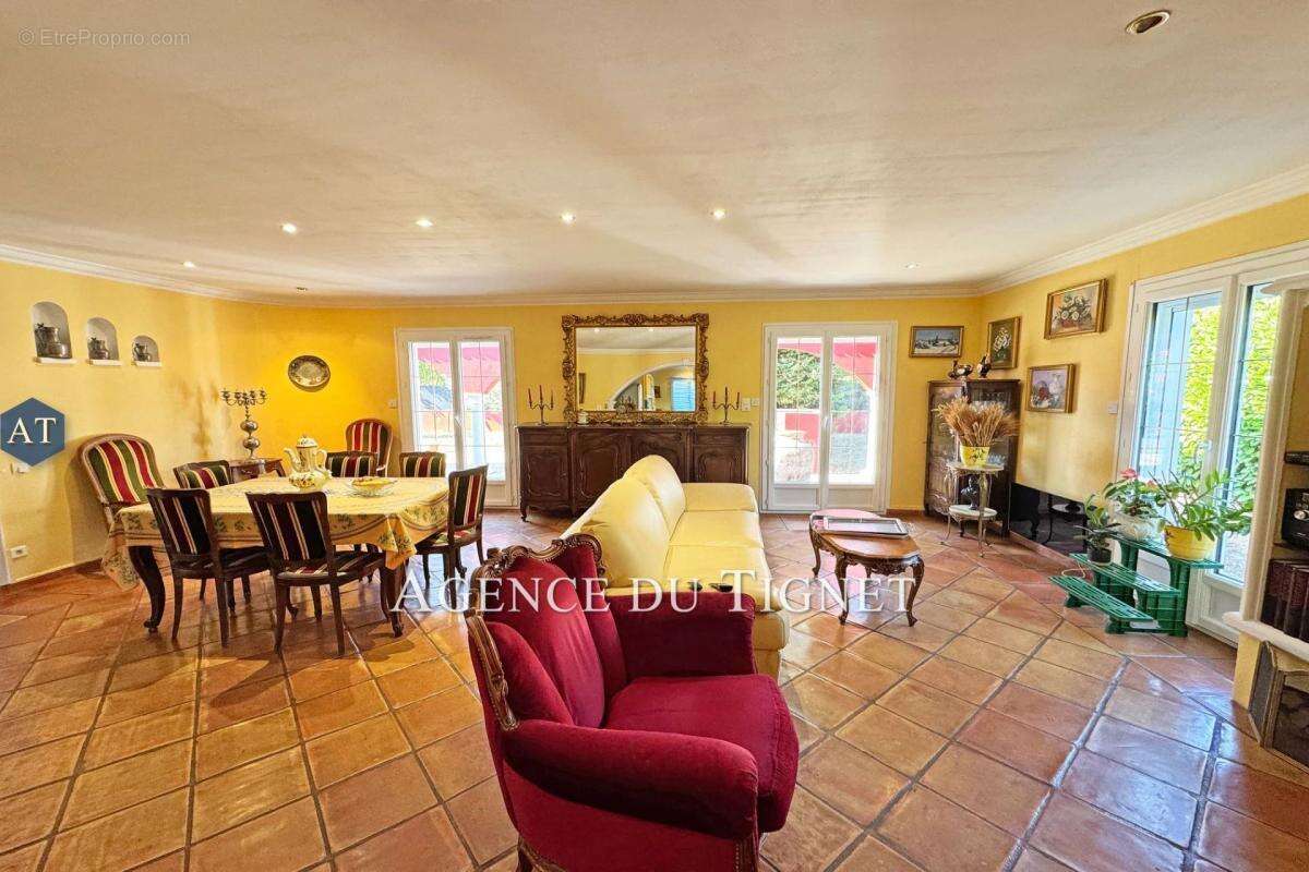 Maison à SAINT-CEZAIRE-SUR-SIAGNE