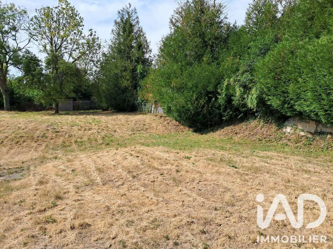 Terrain 1036 m² à Isse  - photo 2