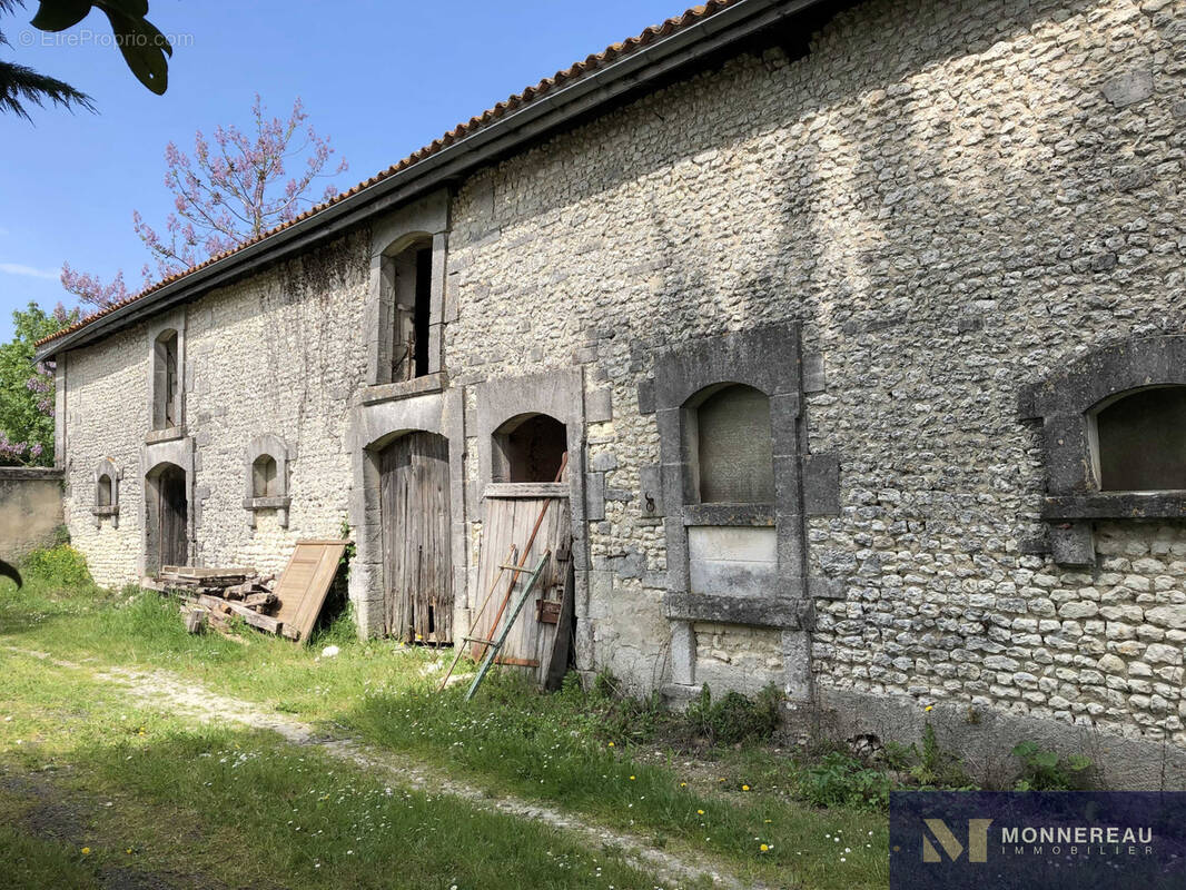 Maison à BARBEZIEUX-SAINT-HILAIRE