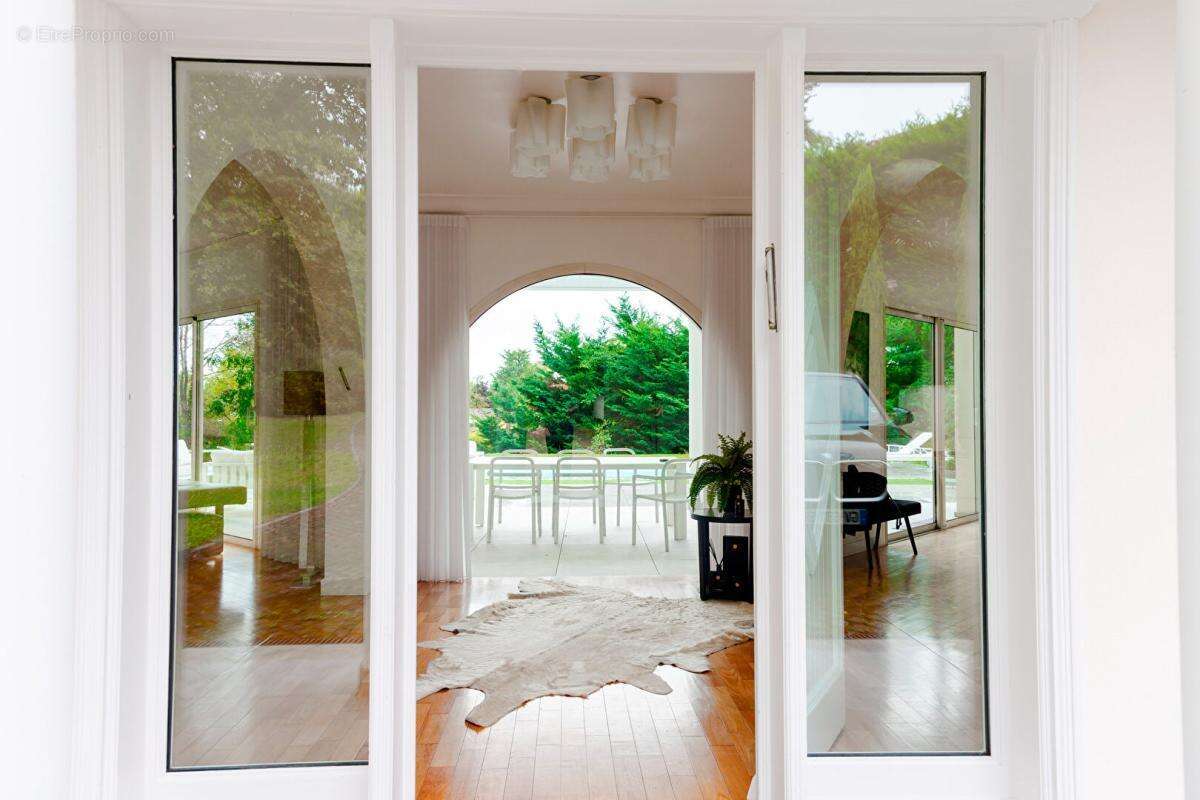 Maison Ecully Tronchon.1650000. 7 pièce(s) 286 m2 .5 chambres .terrain 1890m2.piscine.jardin - photo 9