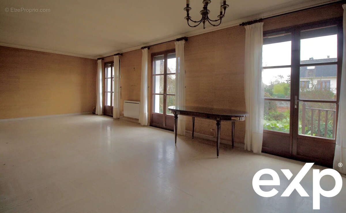 Maison à LE MESNIL-SAINT-DENIS